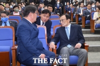 [TF포토] 대화 나누는 이해찬-김태년-김영진