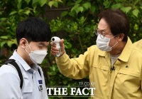 [TF포토] 고3 학생 발열체크 하는 조희연 교육감