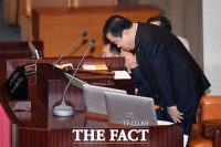 [TF포토] 본회의서 고개숙인 문희상 의장