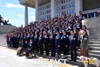 [TF포토] '파이팅' 외치는 21대 국회의원 당선인들