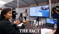 [TF포토] 온라인으로 바이어 만나는 박영선 장관