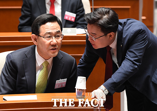 대화하는 주호영 원내대표(왼쪽)와 김성원 원내수석부대표