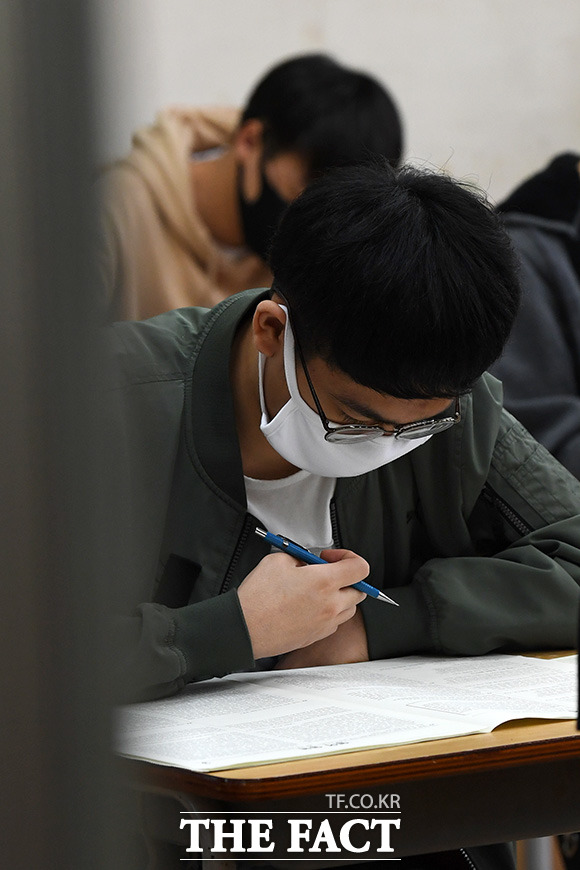 고등학교 3학년 학생들의 첫 전국단위 모의고사가 진행 중인 21일 오후 서울 서대문구 한성고등학교 고3 학생들이 시험을 치르고 있다. /남용희 기자