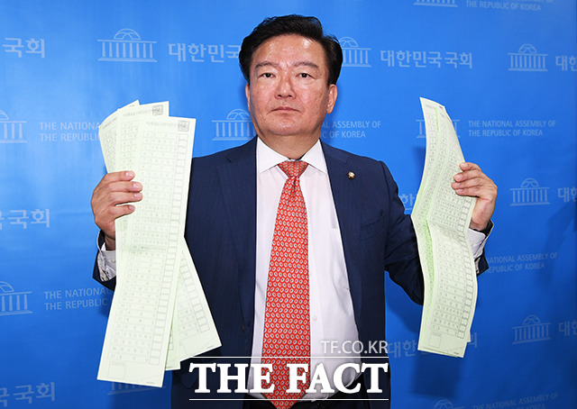 민경욱 미래통합당 의원이 21일 오후 서울 여의도 국회 소통관에서 기자회견을 열고 지난 11일에 공개했던 투표용지를 들고 총선 부정선거 의혹을 또다시 강조하고 있다. / 국회=배정한 기자
