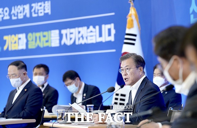 문재인 대통령이 21일 서울 강남구 한국무역협회에서 열린 위기 극복을 위한 주요 산업계 간담회에 참석해 발언하고 있다. /청와대 제공