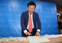 [TF포토] 입수한 투표용지 또 공개하는 민경욱