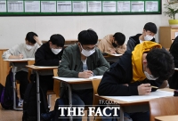 [TF포토] 마스크 착용하고 모의고사 치르는 고3