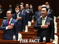 [TF포토] 국기에 대한 경례하는 주호영 원내대표