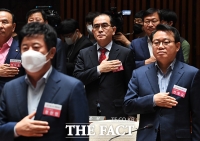 [TF사진관] 국기에 대한 경례하는 태영호 당선인