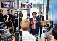 [TF사진관] 유튜버에 둘러싸인 민경욱 의원