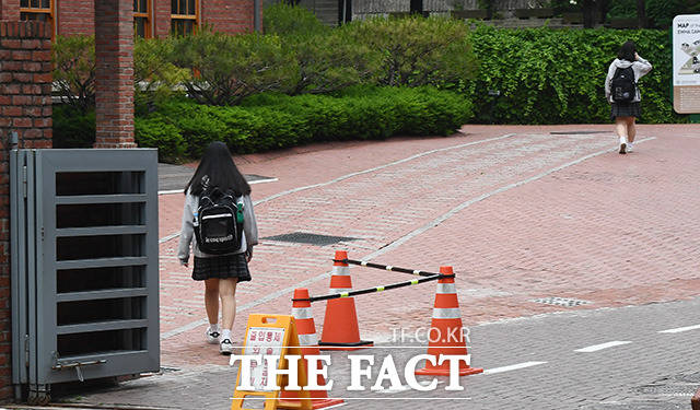 22일 오전 서울 중구 이화여자고등학교에서 고3 학생들이 생활방역 지침을 지키며 등교하고 있다. /이동률 기자