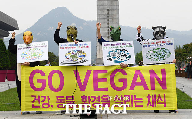 국제 생물다양성의 날인 22일 오후 서울 종로구 광화문광장에서 채식단체 회원들이 기자회견을 열고 채식 촉구 구호를 외치고 있다. /이동률 기자