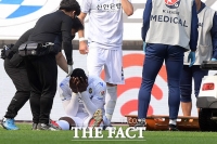[TF포토] 부상에 괴로워하는 인천 케힌데