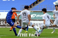 [TF포토] 수원 크르피치 슛팅 막아내는 인천 문지환