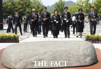  고 노무현 전 대통령 11주기, 통합당 '노무현 정신은 국민에게 큰 귀감