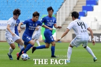 [TF포토] 수원 명준재, 치열한 드리블!