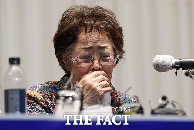 정의기억연대 기부금 의혹을 폭로한 일본군 위안부 피해자 이용수 할머니가 25일 오후 대구 인터불고 호텔에서 윤미향 당선인과 관련해 기자회견을 갖고 있다./대구=임영무 기자