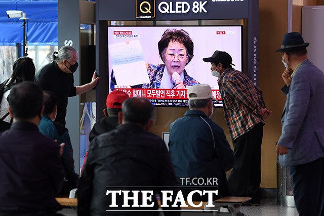 정의기억연대 기부금 의혹을 폭로했던 위안부 피해자 이용수 할머니가 대구에서 두 번째 기자회견을 갖은 25일 오후 서울 용산구 서울역에서 시민들이 기자회견 생중계를 지켜보고 있다. /남용희 기자