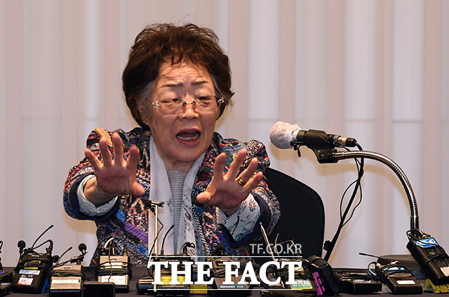정의기억연대 기부금 의혹을 폭로한 일본군 위안부 피해자 이용수 할머니가 25일 오후 대구 인터불고 호텔에서 윤미향 당선인과 관련해 기자회견을 갖고 있다. /대구=임영무 기자
