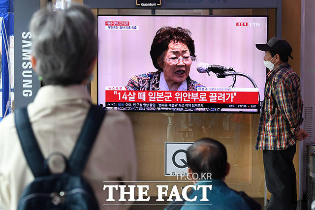 정의기억연대 기부금 의혹을 폭로했던 위안부 피해자 이용수 할머니가 대구에서 두 번째 기자회견을 갖은 25일 오후 서울 용산구 서울역에서 시민들이 기자회견 생중계를 지켜보고 있다./남용희 기자