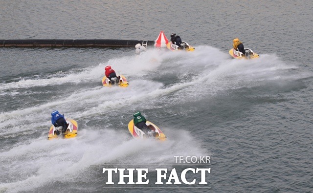 경정은 모터와 선수의 스타트 능력 그리고 경기력이 합쳐진 수상 스포츠이기 때문에 맥을 알아야 우승 선수를 더 정확하게 예상할 수 있다./경륜경정총괄본부 제공