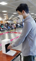  에어부산, 전 공항 지점 탑승구 자동 손 소독기 비치