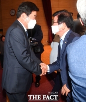 [TF포토] 악수 나누는 박병석-김진표