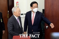 [TF포토] 손경식 경총 회장 안내하는 주호영