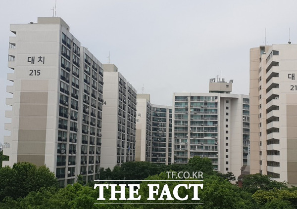 대치2단지 조합원들 사이에서는 리모델링과 재건축을 두고 견해가 엇갈린다. /윤정원 기자