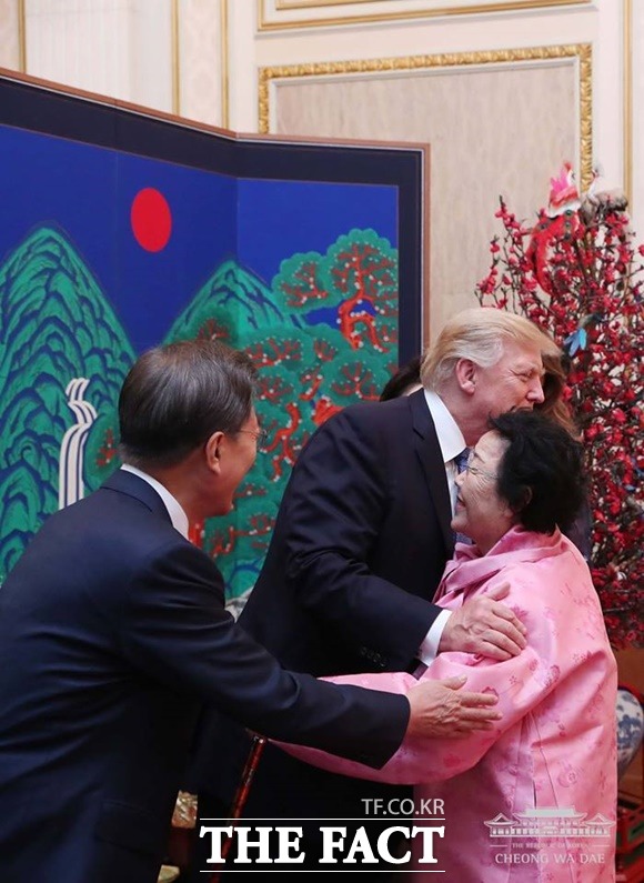 2017년 11월 7일 국빈만찬에서 도널드 트럼프 미국 대통령이 영화 아이캔스피크의 실제 주인공인 이용수 할머니를 포옹하는 모습. /청와대 제공