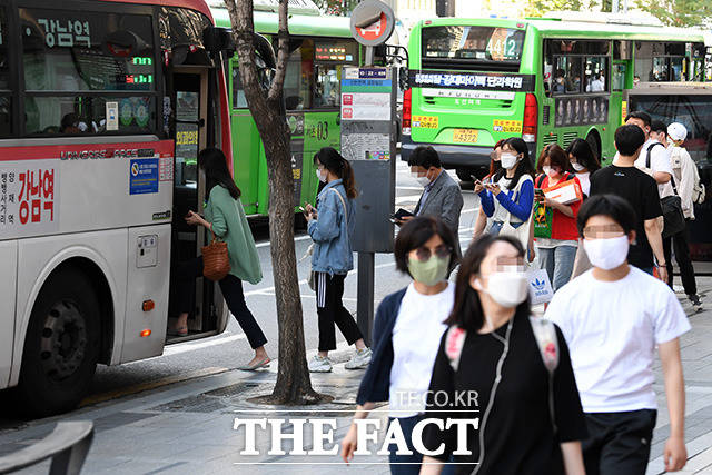 대중교통 이용자의 마스크 착용 의무화가 실행 중인 27일 오후 서울 강남역 인근 버스정류장에서 시민들이 퇴근길 버스에 마스크를 착용한 채 탑승하고 있다. /남용희 기자