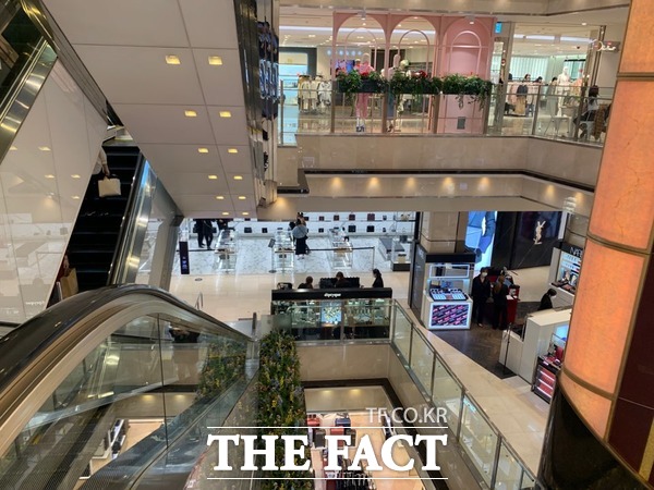 백화점과 거래하는 중소기업들이 코로나19로 인한 어려움을 호소하고 나섰다. 사진은 서울 시내 한 백화점 모습. /한예주 기자