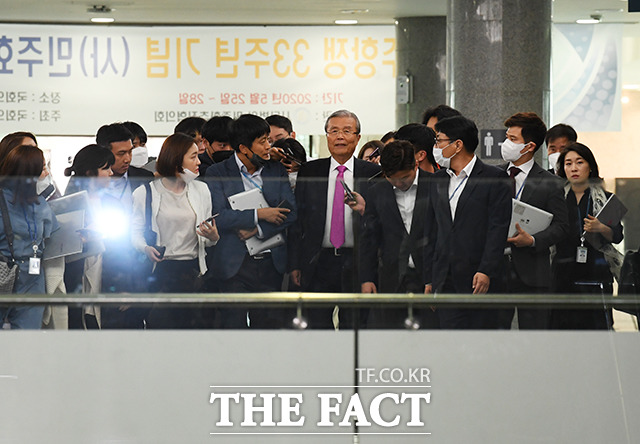 의원회관 들어서는 김종인 비대위원장 내정자(가운데)