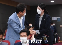 [TF포토] 악수하는 오세훈과 배현진