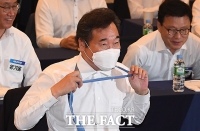 [TF포토] 넥타이 푸는 이낙연