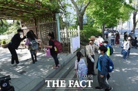 [TF포토] '사회적 거리두기' 유지하며 등교하는 초등학생들