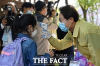 [TF포토] 등교하는 초등학생 발열체크 하는 조희연 교육감
