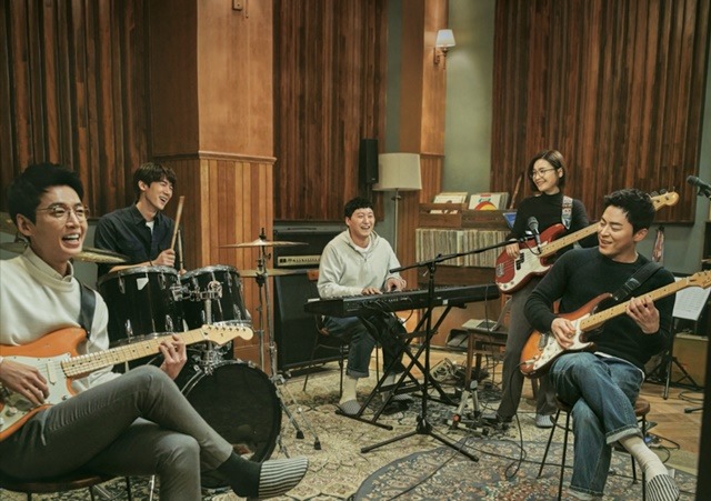 정경호와 유연석 김대명 전미도 조정석(왼쪽부터)은 미도와 파라솔이라는 밴드를 결성해 활약했다. /tvN 제공