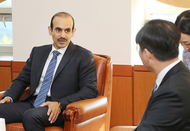 카타르 현지 언론 및 외신 등에 따르면 카타르 LNG 발주 프로젝트의 사실상 결정권자인 사드 빈 셰리다 알 카비(왼쪽) 카타르 국무장관이 지난 22일 한 회의에서 한국에 LNG선 100척의 건조를 맡긴다고 발언해 국내 조선사의 기대감을 높히고 있다. 사진은 알 카비(왼쪽) 장관이 지난해 11월 서울 종로구 정부서울청사 별관 외교부 접견실에서 진행된 성윤모 산업통상자원부 장관과의 면담에서 발언하고 있는 모습. /산업통상자원부 제공