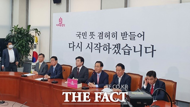 주호영 미래통합당 원내대표가 28일 국회에서 개최한 통합당-한국당 통합 선포식에서 난리 통에 헤어졌던 형제들이 다시 만난 기분이라고 소감을 밝혔다. /국회=허주열 기자