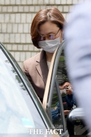 [TF포토] 공판 마치고 차 탑승하는 정경심