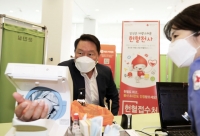 '헌혈 전도사' 최태원 SK 회장, 코로나19 극복 헌혈 릴레이 동참
