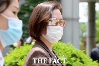 [TF포토] 정경심 교수, 응원하는 시민 '힐끔'