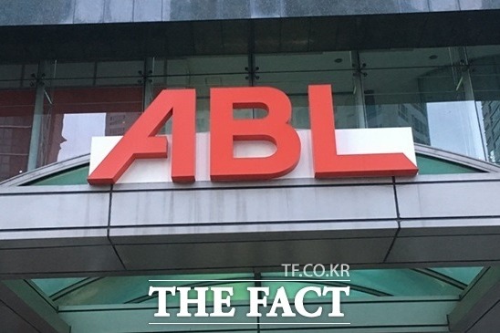 서울 여의도 ABL생명 본사 건물 1층 스타벅스 매장에 코로나19 확진자가 다녀감에 따라 ABL생명 건물이 사흘간 폐쇄된다. /더팩트DB