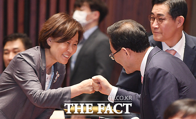 한국당 출신 비례대표 1번 윤주경 당선인(왼쪽)과 주먹 인사하는 주 원내대표