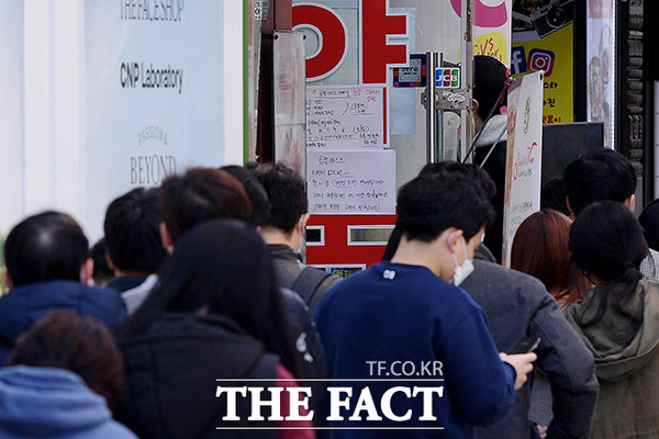 식약처가 내달 1일부터 마스크 5부제를 폐지한다고 밝혔다. 사진은 공적 마스크를 판매하는 서울 중구의 한 약국 앞에 시민들이 줄을 선 모습. /이선화 기자