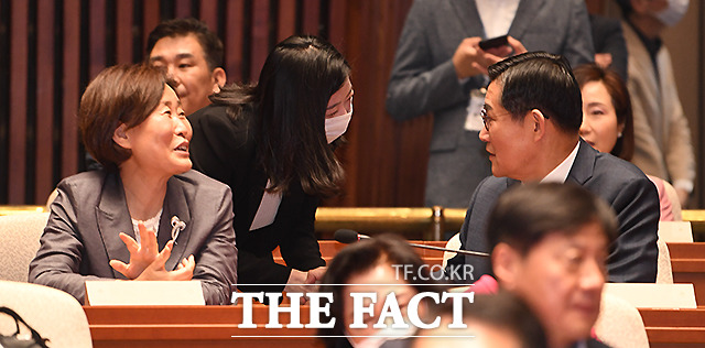 다른 한국당 비례대표 당선인들과도 눈인사 나누는 배현진