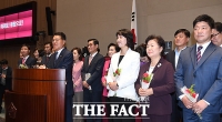 [TF포토] 통합당 의원들에 인사하는 한국당 당선인들
