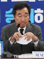 [TF포토] 마스크 벗는 이낙연 위원장