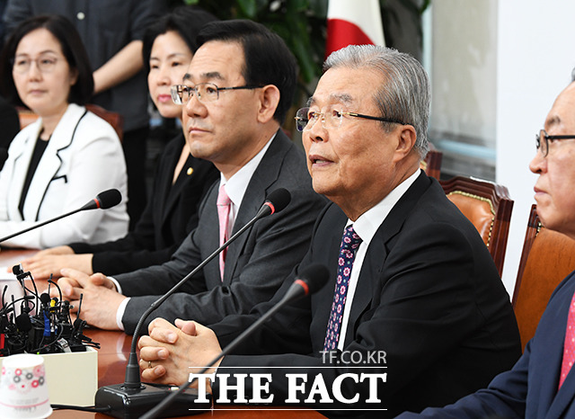 첫 비상대책위원회의 주재하는 김종인 비대위원장(왼쪽 네번째)